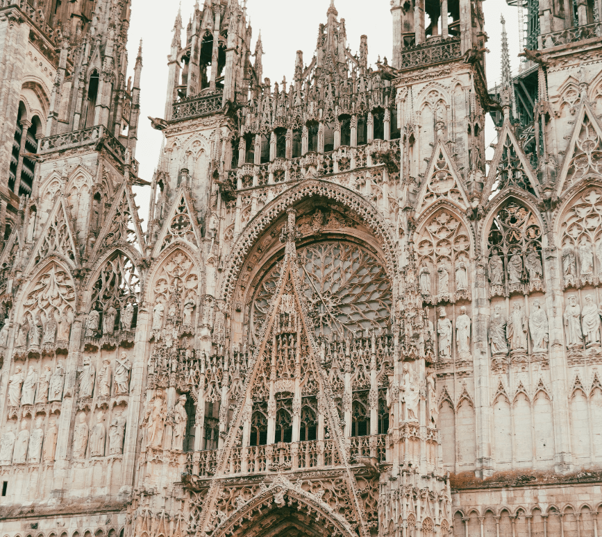 Cathédrale Notre-Dame de Rouen : façade gothique majestueuse ornée de flèches élancées et de sculptures détaillées, témoin de l’architecture médiévale normande.