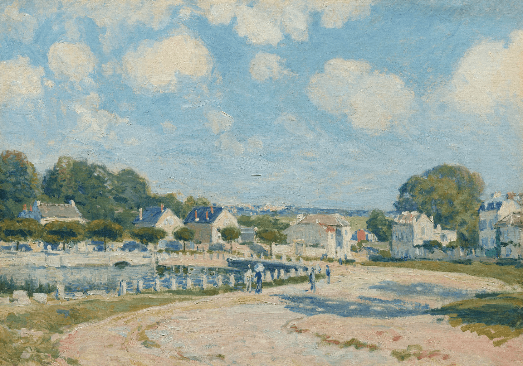 Peinture impressionniste d’Alfred Sisley représentant une scène paisible de village sous un ciel bleu parsemé de nuages, avec quelques promeneurs, des maisons aux toits bleus et des arbres en arrière-plan.